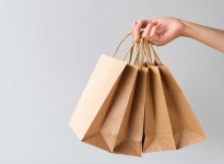 Có đúng là sử dụng túi giấy thay vì túi nhựa thì sẽ tốt hơn phải không?